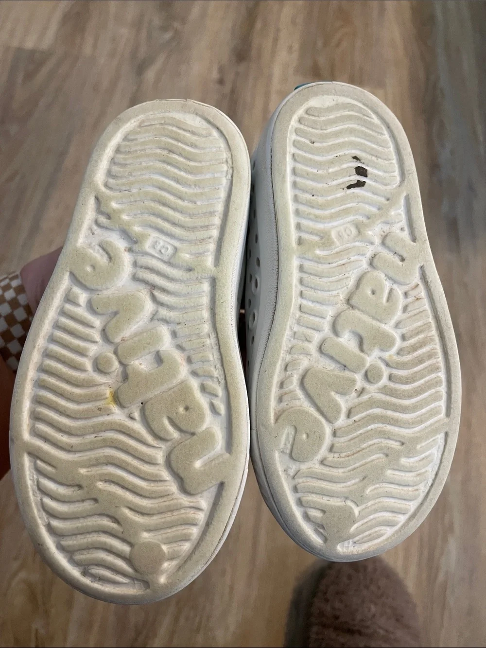 Native Kids Water Shoes in Off-White/Cream size C8